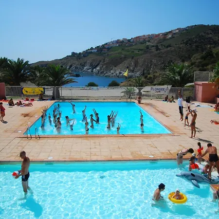 Apartment Group With Shared Pool