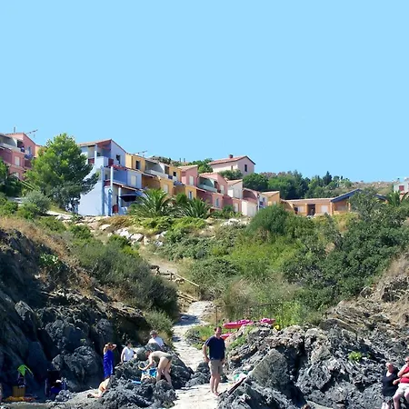 Group With Shared Pool Apartment